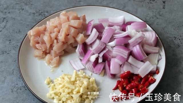 洋葱和鸡肉搭配这样做,特别开胃下饭,吃过一次的人还想吃第二次