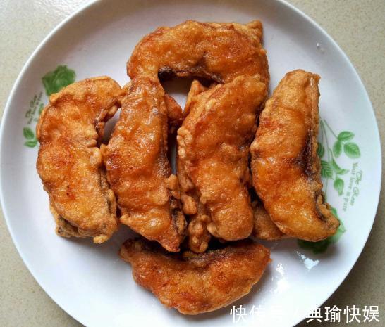 炸鱼块时，裹面粉还是淀粉很多人没用对，难怪吃着不酥脆还吸油