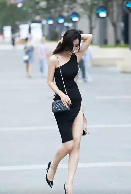 简单细高跟鞋搭上小黑裙，清纯气质明明白白