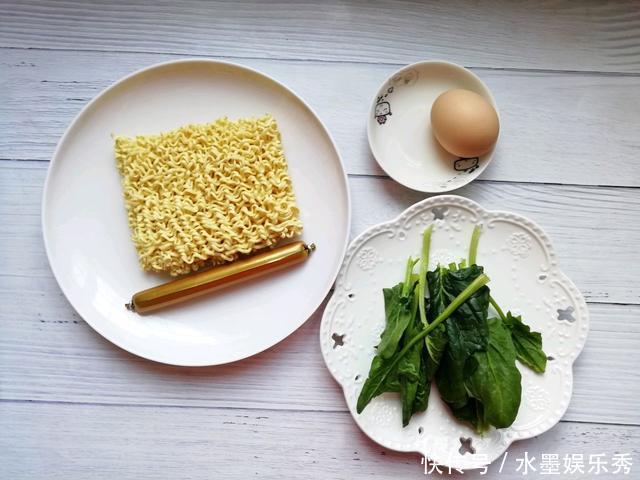 泡面“神仙”吃法搭配火腿肠炒着吃，Q弹巨好吃