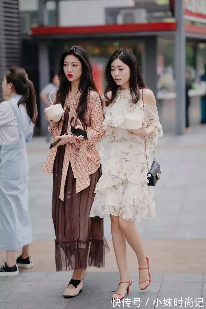 牛仔裤 女性穿搭高跟鞋,穿出一种优雅迷人的姿态