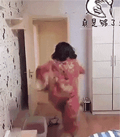 |搞笑GIF趣图:看漂亮小姐姐在线给大家跳舞,大家都很支持