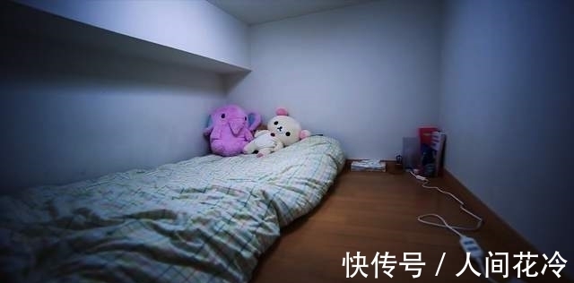 艾玛|女孩蜗居在8平方米公寓里,生活设施一应俱全,月租3800贵吗?