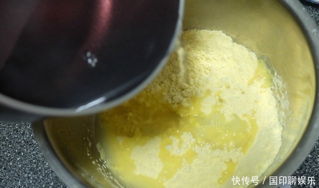 玉米面饼简单又好吃,搅一搅拌一拌,3分钟煎一锅,香软营养好