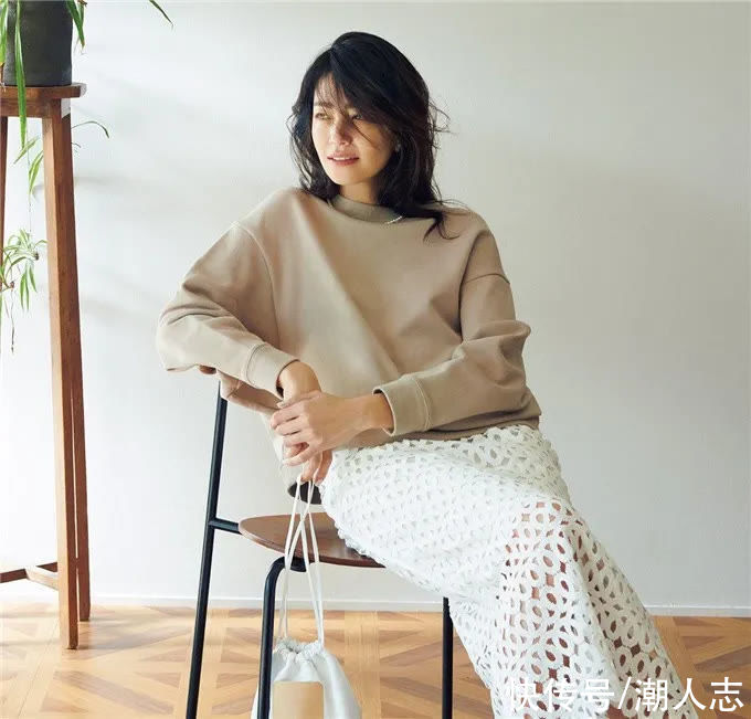 搭配 4、50岁女人，国庆出游别穿一身花！这3种颜色搭配，显白又高级