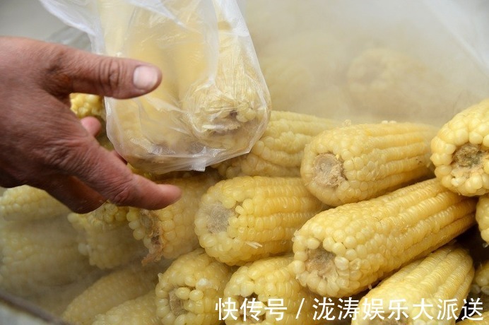 煮玉米,只加水是外行!多放2种料,香甜软糯,鲜美营养,更好吃