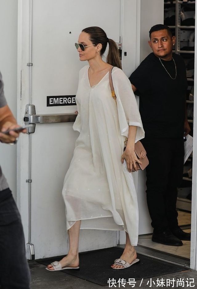 高跟鞋|安吉丽娜·朱莉瘦出骨感,穿宽松“睡衣裙”也遮不住,还是胖点好