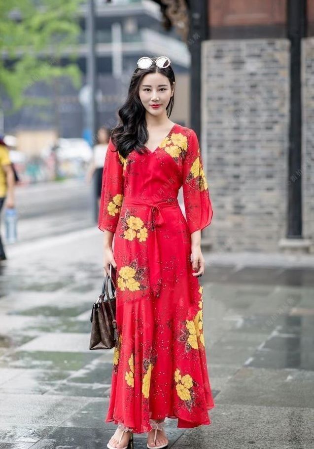 简约风|面带笑容的美女,身穿格子外套配喇叭牛仔裤,时尚大气