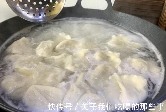 煮饺子时,不盖锅盖和盖锅盖有啥区别?很多人不懂,难怪破皮露馅