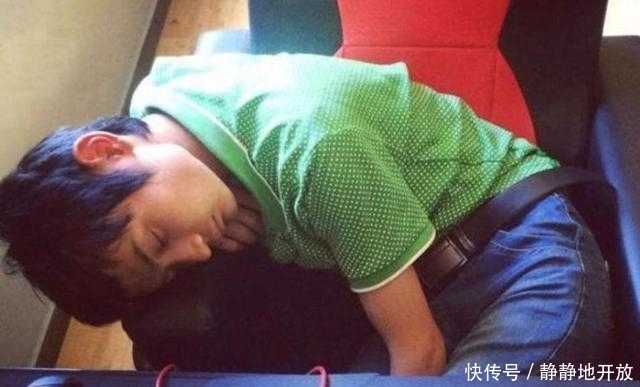 网吧|网吧老板为何不赶走“蹭睡”的人?并非好心,内行人道出“猫腻”