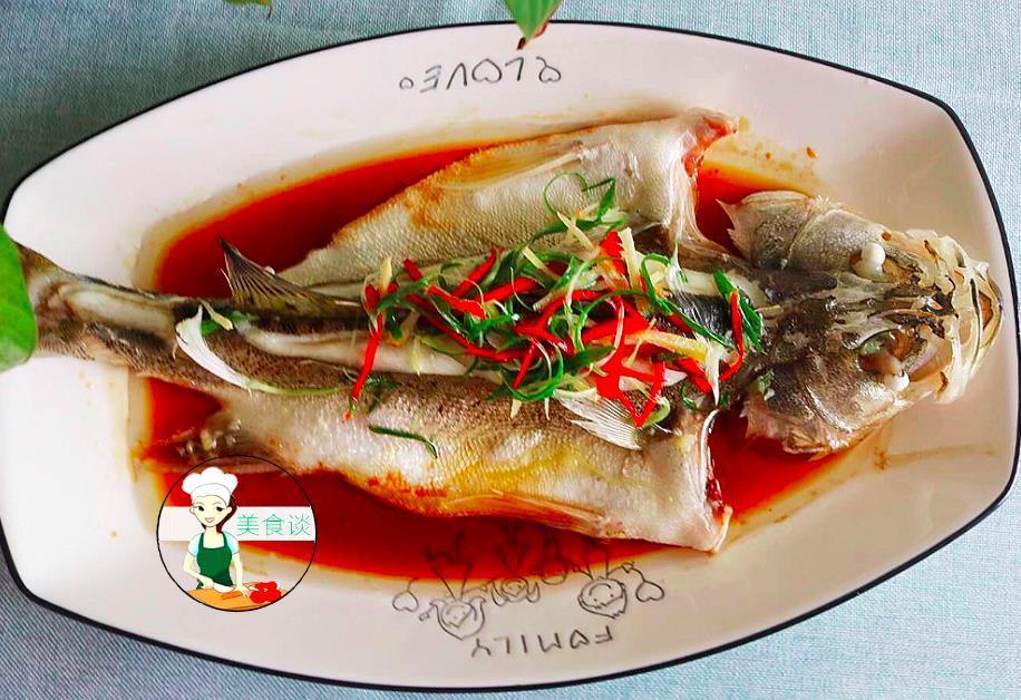 清蒸鱼|做清蒸鱼时,加蒸鱼豉油、加生抽都不对,老师傅教你正确做法