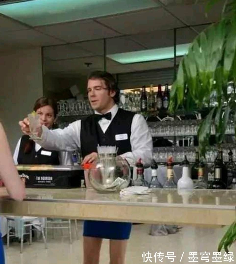 |搞笑图片幽默段子笑话:很机智的妹子,不下床也把灯关了呢