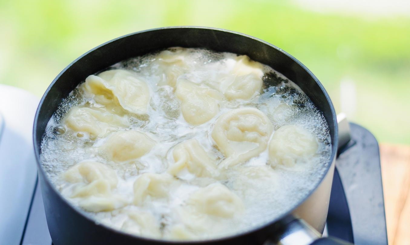 煮饺子时加点“料”，不破皮不粘连，还熟得快！