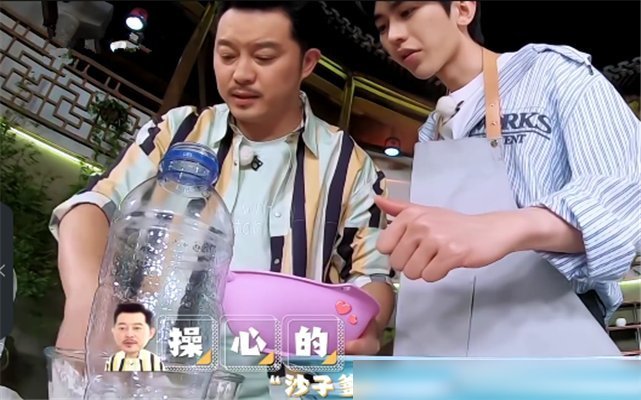 蔡徐坤做饭导演不让帮忙，杨颖郑恺真的不管，只有他实在看不下去帮了忙