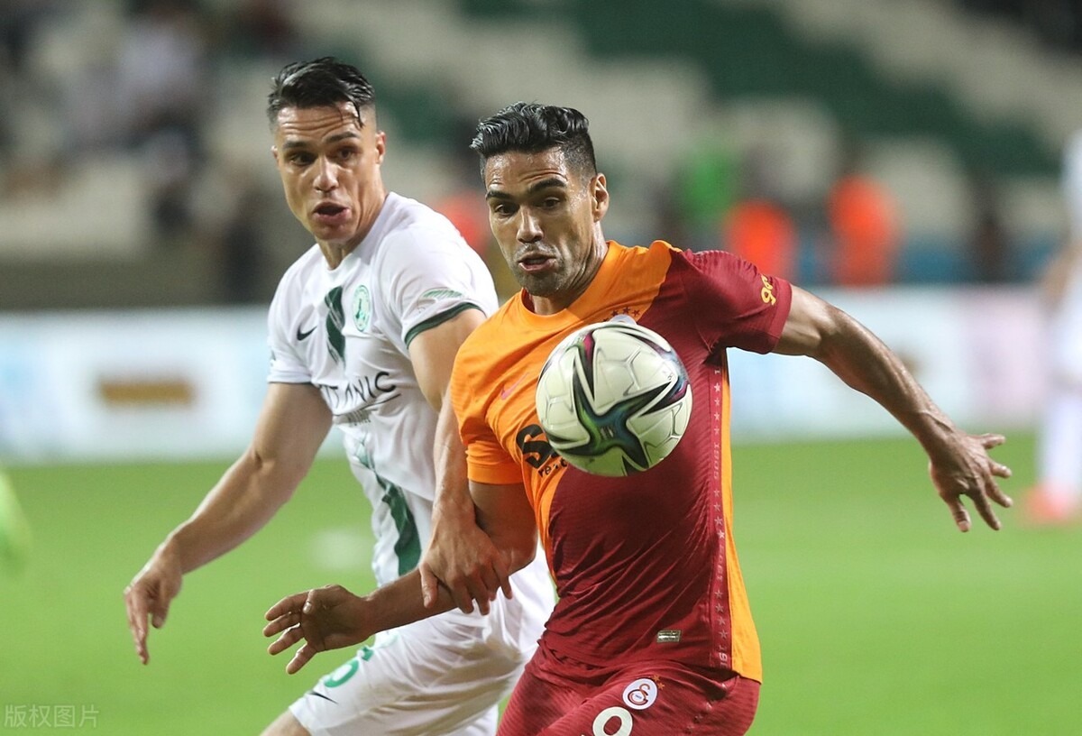 土超联赛|土超的脸快被丢尽了!加拉塔萨雷球员对队友拳脚相加,被红牌罚下