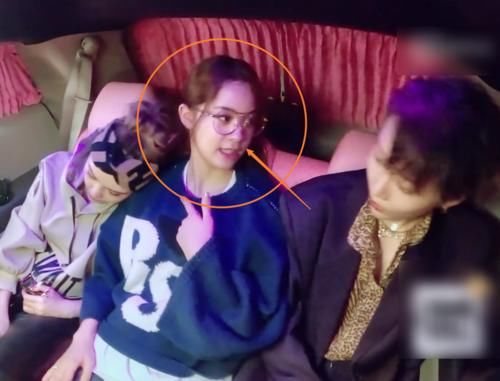 刘雨昕发现欧阳娜娜很疲倦，随后举动被镜头拍下，关系亲疏很显然