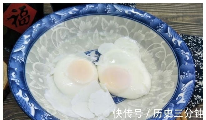 水煮荷包蛋,冷水下锅还是热水下锅?教你好吃的做法,完整不散开