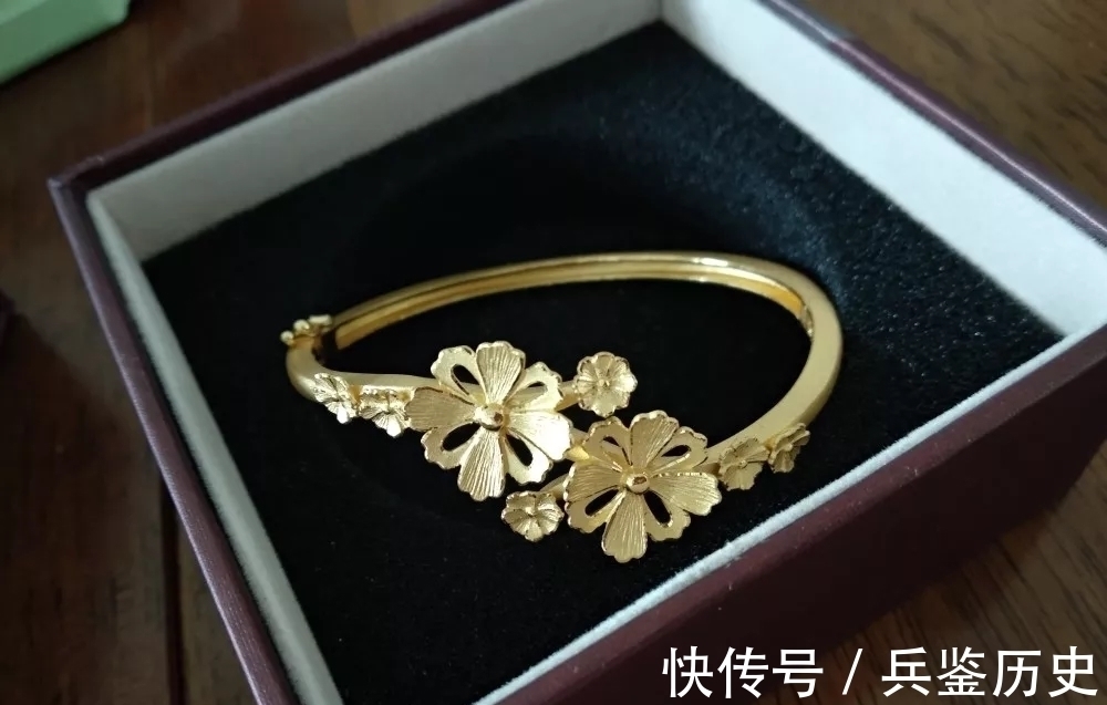 黄金手镯 中年女人大多适合佩戴四款手镯,时尚显气质,看着有品位