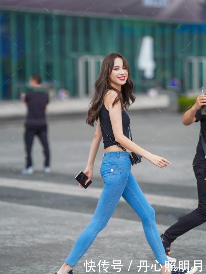 黑色针织T恤搭紧身牛仔裤,层次感就出来了,尽显柔情少女风范儿