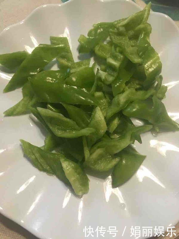 它和青椒是绝配,做出来外酥里嫩,鲜嫩可口,做法简单营养下饭