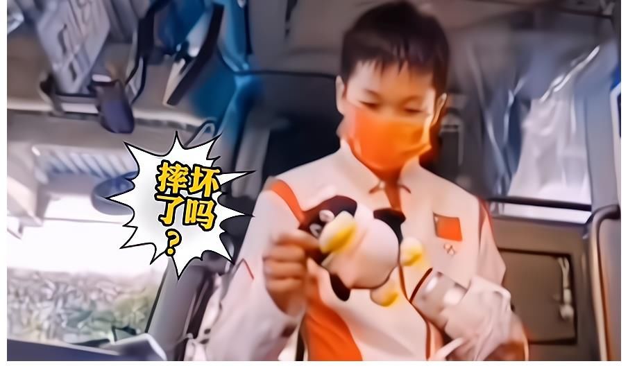 站在大巴车门口收礼物!全红婵拆开包装袋,没拿稳让礼物掉地上了