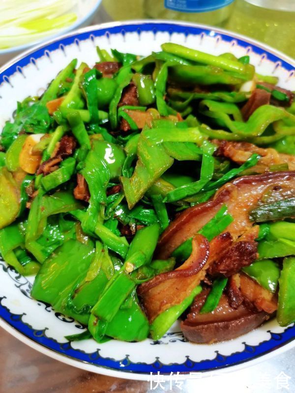 腊肉炒蒜苗比补药营养，却不要钱