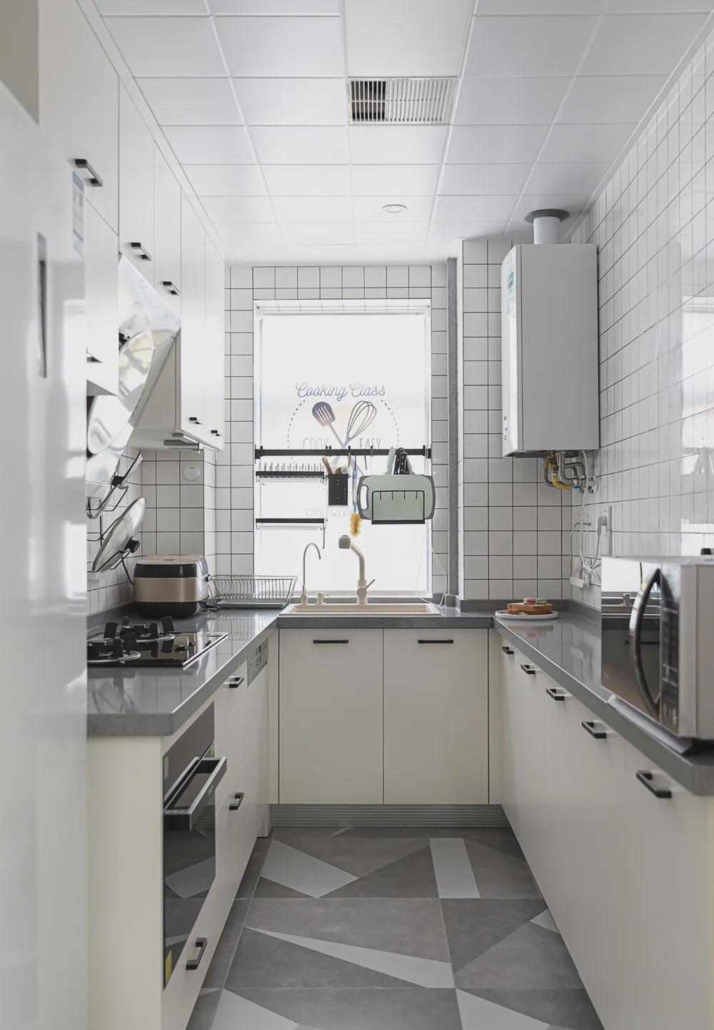 主卧|“穷装”反而更干净舒适，103㎡色调高度统一，耐看极了