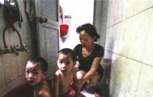 当成普通人|7岁双胞胎出生后从未穿过衣服,民警上门询问,宝妈含泪说出原因