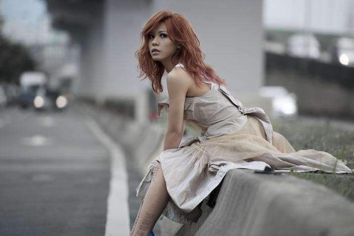 当年她被那英淘汰，罗大佑现场收她为徒，如今跟那英平起平坐