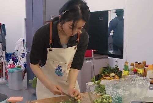 黄瓜|赵丽颖中餐厅下厨,看清她往菜里放了什么,网友表示这也太豪了吧