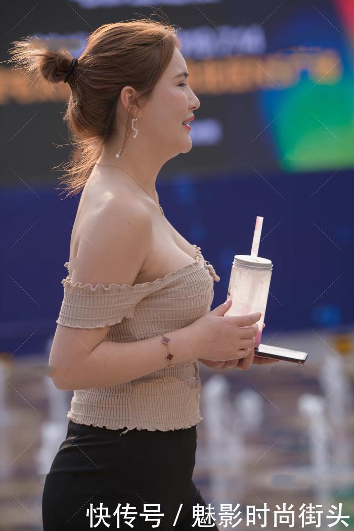 穿搭一字肩的上衣，让人看起来显得很成熟，呈现不一样的风采