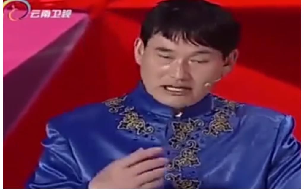 主持人問為什么不離開農(nóng)村，大衣哥的回答展示出了農(nóng)民的愚昧