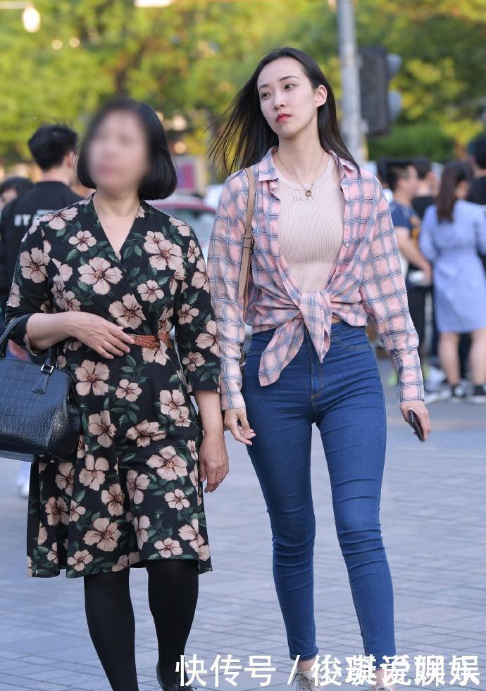 美女魔鬼般身材,牛仔裤紧致的效果大方得体