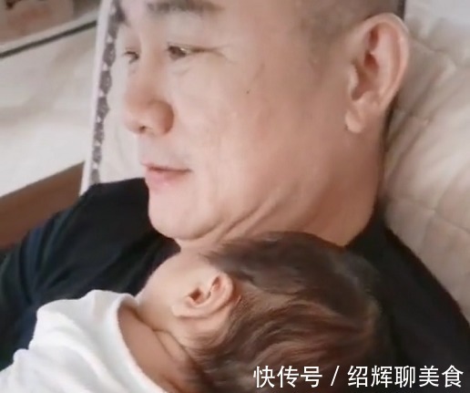 流线型|“最富有姥爷”带娃睡觉火了,这大概我见过最值钱的“外挂”了