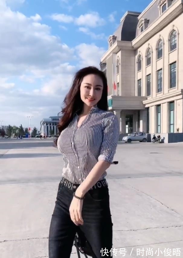 女孩 条纹衬衫配上牛仔裤,值得高挑女孩试上一试