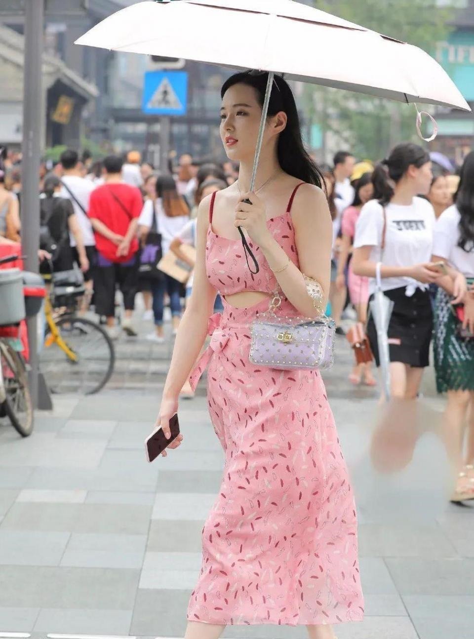 有气质 温柔似水的小姐姐,让人看一眼就忘不掉了,要是能跟她认识就好了