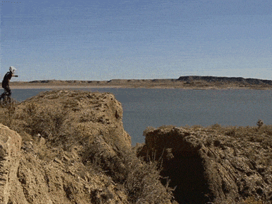 |搞笑GIF:霸气了我的姐 这辈子见过最拉风的走路姿势