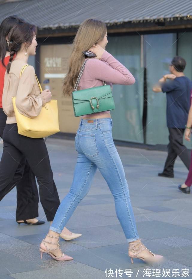 牛仔裤 装嫩穿粉色宽领上衣,搭配牛仔裤更经典,镶满珍珠的高跟鞋太高贵