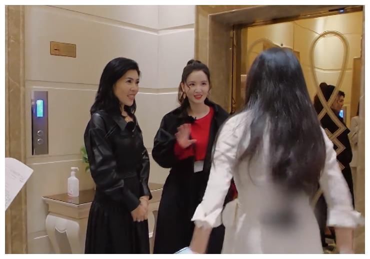 商人|參加茶話會,董明珠和張萌的到場時間,體現(xiàn)出了商人和藝人的差距