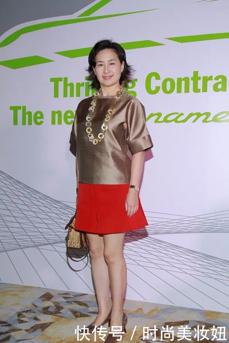 58岁何超琼真拼,穿粉色衣服和妹妹比美还要露腿,气质太惊艳了