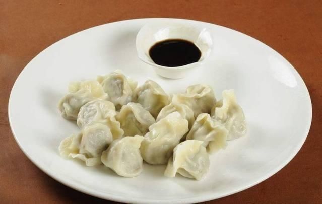  东北|南方人第一次去东北菜馆，2个人点了4道菜，上菜后都看傻了