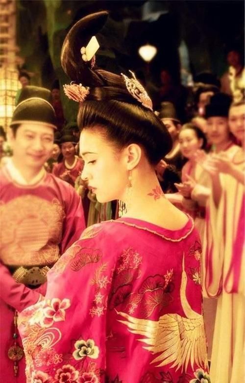 这首诗|李白最肉麻的一首诗,赤裸裸地追捧杨贵妃,开篇两句被人广为传颂