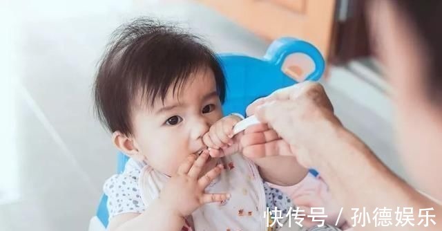 温度计|孩子误吞水银,婆婆不慌不忙,不料她下一个行为,连医生都称赞