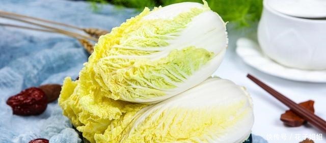 炒白菜时,不要直接下锅炒,多加1步,白菜又脆又嫩还不出水!