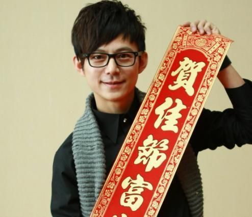 何老师|明星大侦探:47岁的何炅“宝刀未老”,轻松帮张新成解围,撒贝宁吃醋了!