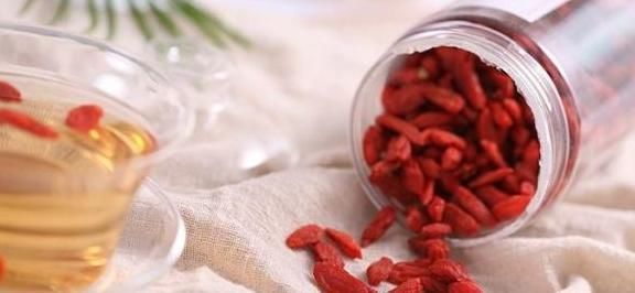 枸杞和“它”一起泡,连喝半月,逼走体内肝毒,效果胜过养肝药