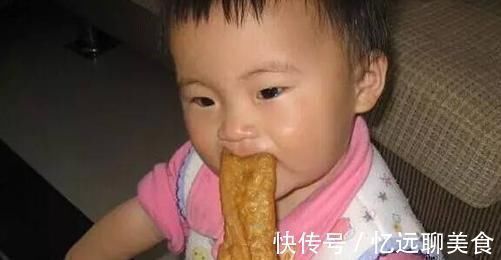 孩子|告诫娃在睡前,宁可饿着也不能碰的3种食物,不然伤脾,不发育