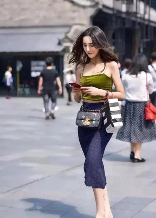 街拍:笑容甜美的小姐姐,穿着拼色外套,显得青春靓丽