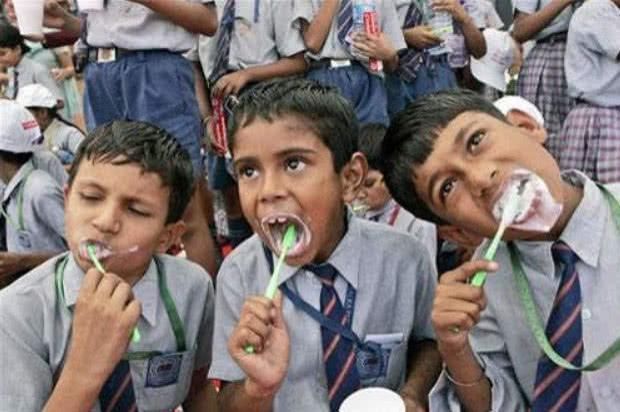 一笑|刷牙时,牙膏要不要“沾水”别不以为然,难怪你一笑一口大黄牙