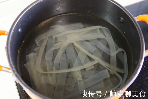 拉皮|年夜饭加盘“五福临门”，清爽的凉拌菜更受欢迎，寓意福气满满